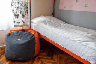 Хостелы Fox Inn Oradea Орадя Кровать в общем номере для женщин с 4 кроватями-1